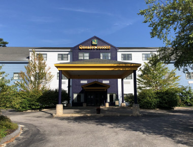 Quality Suites Exterior 2